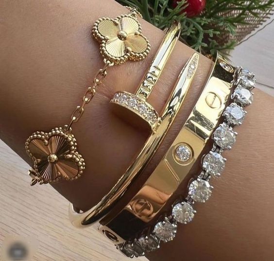 CLOVER Gold Bracelet - Classic Brilliance for All-Day Elegance