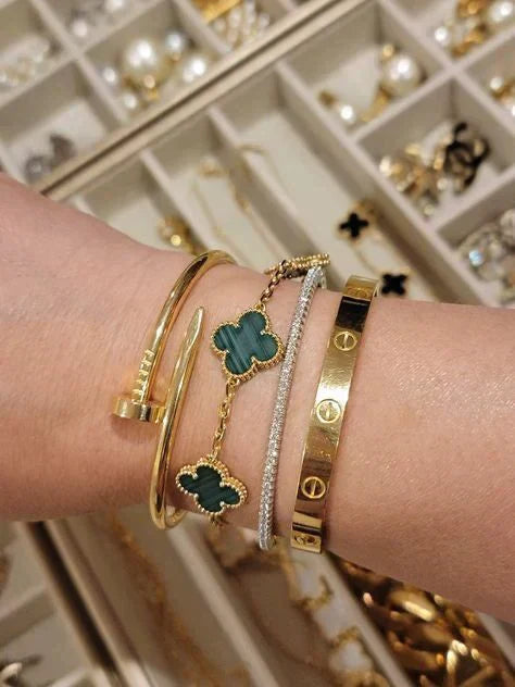 CLOVER Green Bracelet – Graceful Emerald-Hued Adornment